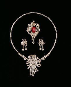 Art Deco diamanten sieraden: baguette diamanten broche hanger, cabochon robijn en diamanten scroll broche, diamanten hanger oorbellen door Unbekannt Unbekannt