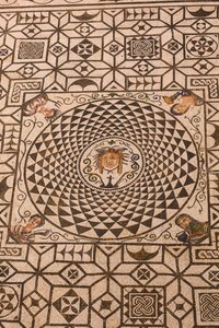 Carmona, provincie Sevilla, Spanje. Romeins mozaïek van Medusa in het stadhuis. door Unbekannt Unbekannt