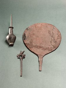 Koperen haarspeld, collyriumstaaf met pot en spiegel, Mohenjodaro, 2300-1750 v.Chr.