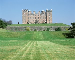 Drumlanrig Castle, Uitzicht op de buitenkant, Schotse School, gebouwd 1679-91, Dumfries, VK door Unbekannt Unbekannt