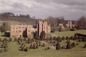 Exterieur met buxustuin en kerk, Compton Wynyates, Warwickshire, laat 15e-vroeg 16e eeuw