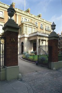Exterieur van de ingang van Hertford House, Manchester Square, Londen