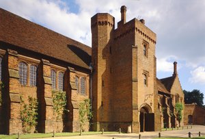 Exterieur van het Oude Paleis van Hatfield House, Hertfordshire, gebouwd in de jaren 1480 door Unbekannt Unbekannt