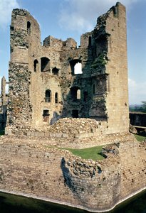 Buitenaanzicht van de keep, Raglan Castle, Monmouthshire, Zuid-Wales door Unbekannt Unbekannt