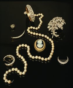Vier Victoriaanse diamanten broches; gesneden ovale camee; gekweekte parelstreng door Unbekannt Unbekannt
