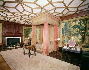 Gordijnen en sprei van rood satijn en zilverweefsel appliqué, uit de Spangled Bedroom, ca. 1619-20