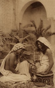 Haremdames roken een waterpijp, van een vroege 20e-eeuwse ansichtkaart (sepia foto) door Unbekannt Unbekannt