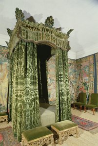Interieur van Hardwick Hall, Derbyshire, met de Groene Slaapkamer met originele 16e-eeuwse meubels en gordijnen