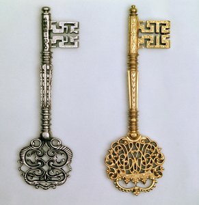 Sleutels van links naar rechts: Ceremoniële kamerheer ontwerp met koninklijk monogram, begin 18e eeuw verguld. Staal 18e eeuw door Unbekannt Unbekannt