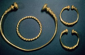 Halsketting en armbanden uit Waldalgesheim, midden 4e eeuw (goud) door Unbekannt Unbekannt