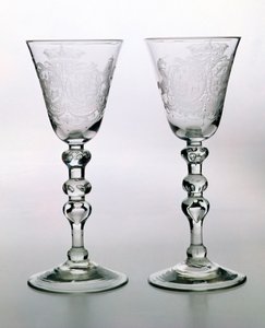 Newcastle licht baluster wijnglas met Nederlandse wapengravure, 18e eeuw