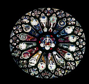 Noordelijke roosvenster, 13e-eeuws steenwerk, midden 15e-eeuws glas