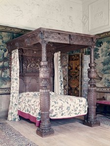 Eiken bed, hoofdeinde gesneden met wapens van James I van Engeland en Fredrick V, Keurvorst van de Rijn, en het insigne van Henry, Prins van Wales, begin 17e eeuw