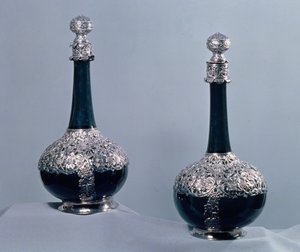 Paar wijnflessen gemonteerd in zilver, 1689