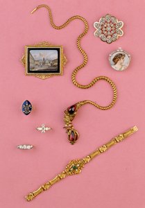Selectie van 20e-eeuwse sieraden: cabochon granaat slang ketting; miniatuur mozaïek broche; smaragd en diamanten cluster armband door Unbekannt Unbekannt
