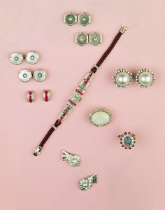 Selectie van Art Deco sieraden; kaliber gesneden robijn horloge; knoop, manchetknopen en studs; oorbellen; Mabe parel en diamanten oorbellen door Unbekannt Unbekannt