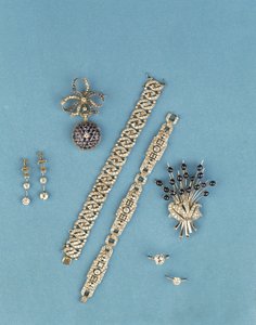Selectie van Art Deco sieraden: schakelarmbanden; saffier en diamanten zakhorloge; solitaire ringen; cabochon saffier spray broche (diamant) door Unbekannt Unbekannt