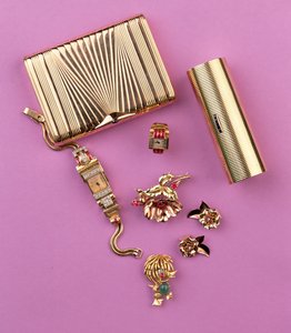 Selectie van Art Deco sieraden: twee sigarettenkokers; robijn cluster bloem broche en oorbellen; cocktail horloge (goud)