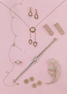 Selectie van Edwardiaanse en Art Deco sieraden: opalen oorbellen en hanger; diamanten negligé hanger; struisvogel pluim broche; diamanten en onyx manchetknopen en studs door Unbekannt Unbekannt