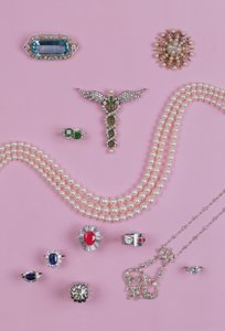 Selectie van Victoriaanse en Edwardiaanse sieraden: aquamarijn broche, tienpuntige ster broche, diamanten en platina hanger, saffier, robijn en smaragd ringen door Unbekannt Unbekannt
