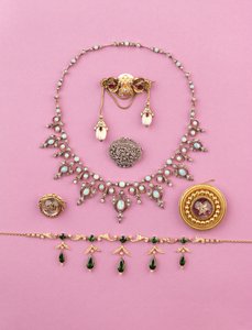 Selectie van Victoriaanse sieraden: toermalijn en gespleten parel franje ketting; roosgeslepen diamanten ovale broche; opaal en diamanten ketting; cabochon amethist ster broche; Essex kristal van grommende tijger door Unbekannt Unbekannt