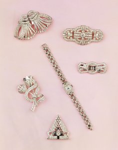 Selectie van diamanten sieraden: baguette en marquise-vormige diamanten spray broche; Art Deco diamanten clip; paneel diamanten broche; dames rechthoekige horloge met diamanten door Unbekannt Unbekannt