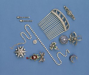Selectie van diamanten sieraden: haar kam; gegradueerde collet ketting; saffier halve maan broche; geëmailleerde carbuncle hanger; zakhorloge; ster broche door Unbekannt Unbekannt