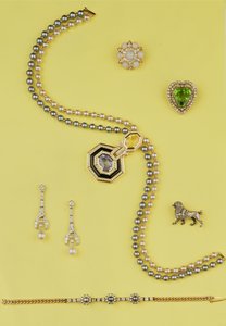 Selectie van sieraden: Art Deco stijl gekweekte parelketting met gele en blauwe saffieren; diamanten en parel hanger oorbellen; opaal en roosdiamanten cluster ster broche; roosdiamanten poedel broche door Unbekannt Unbekannt