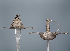 Zwaarden: bekergevest rapier van gesneden staal; linkshandige dolk gesigneerd `Antonio Cilenta de Neapoli fecit, beide 17e eeuw