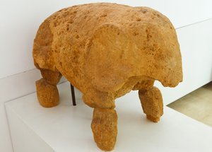 Het archeologische complex, Carmona, provincie Sevilla, Spanje. Beeld in het museum van een olifant gevonden in het graf van de olifant in de Romeinse necropolis. door Unbekannt Unbekannt
