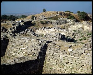 De Heuvel van Hissarlik, de locatie van de oude stad Troje, 3000-1100 v.Chr. door Unbekannt Unbekannt