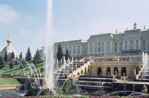 Uitzicht op het Peterhof Paleis over de Samson Fontein vanaf de terrassen door Unbekannt Unbekannt