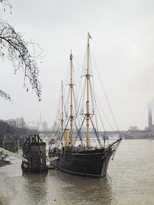 Uitzicht op de rivier de Theems met RRS Discovery, gevaren door Scott naar Antarctica in 1901-04