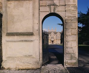 Uitzicht op de Zuidelijke Voorgevel door de poort, Corsham Court, Wiltshire door Unbekannt Unbekannt