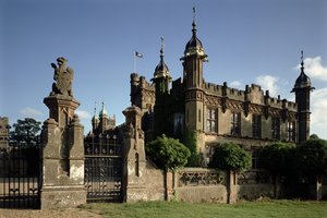 Uitzicht op de ingang van het huis vanuit het noordwesten, Knebworth House, Hertfordshire door Unbekannt Unbekannt