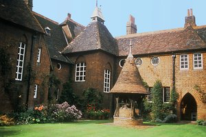 Uitzicht op de buitenkant van The Red House, Bexleyheath, ontworpen door William Morris, voltooid in 1859 door Unbekannt Unbekannt