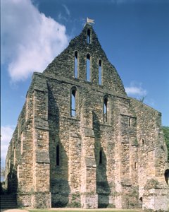 Uitzicht op de ruïnes van de slaapzaal van de monniken van Battle Abbey, East Sussex