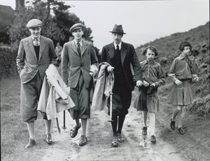 10e hertog met zijn vier kinderen, Billy, Andrew, Anne en Elizabeth bij Bolton Abbey, ca. 1938 door William M. Timlin