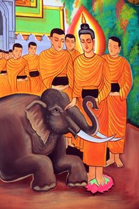 20151029, Vientiane, Laos: Wat Si Muang (Simuong) boeddhistische tempel. Schilderij dat het levensverhaal van Shakyamuni Boeddha uitbeeldt. Een wilde olifant getemd door liefdevolle vriendelijkheid