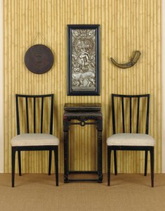 Een Chinese zwartgelakte en gedeeltelijk polychroom versierde bijzettafel, interieur van Marlon Brando