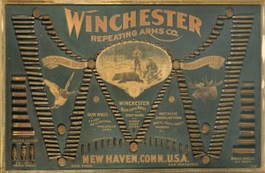 Een Winchester Cartridge Display Board, met een Uitgebreide Selectie van Metalen, Messing en Papieren Geval Geweer- en Schotpatronen Gerangschikt in de Vorm van een Uitgebreide 