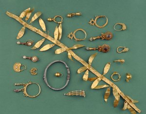 Een collectie Hellenistische, Byzantijnse en Romeinse sieraden inclusief een gouden blad diadeem, een Oost-Mediterrane zilveren armband, sikkelvormige hangers en een gouden fibula, variërend van de 3e tot de 1e eeuw na Christus (goud, zilver) door Unbekannt