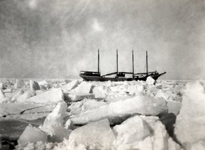 Een viermastschip dat tussen de ijsbergen vaart.