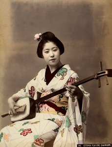 Een geisha die de shamisen speelt (gekleurde foto)