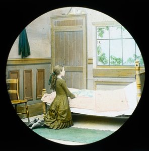 Een meisje knielt in gebed bij haar bed, toverlantaarnplaat, ca. 1890 door Unbekannt