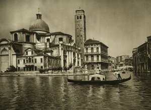 Een gondel in het Canal Grande tegenover de kerk van Sint-Jeremias (San Geremia) in de wijk Cannaregio. Venetië. Fotografie door Wilhelm Bode door Unbekannt