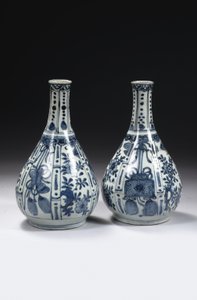 Een paar Chinese blauw-witte 