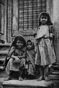 Afrika. Bedelende straatarabieren buiten een moskee in Tunis. 1920 door Unbekannt