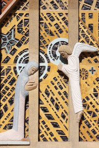 Aankondigingssculptuur in de Notre-Dame de Consolation kerk ontworpen door Raymond Vaillant, Hyeres, Frankrijk