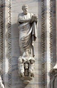 Architectuur: standbeeld van Sint Marcus door Donato Carabelli (1811). Detail van de gevel van de kathedraal (dom of duomo) van Milaan, Italië (detail) door Unbekannt